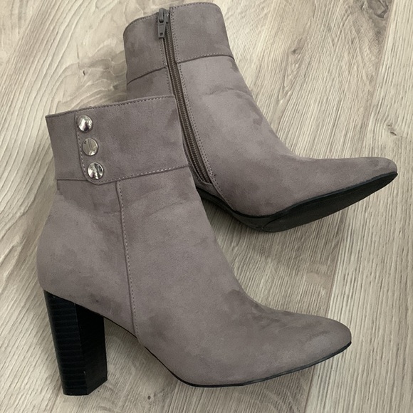 JONES NEW YORK SIGNATURE HIGH TOP BLOCK HEEL BOOTS - Picture 2 of 7